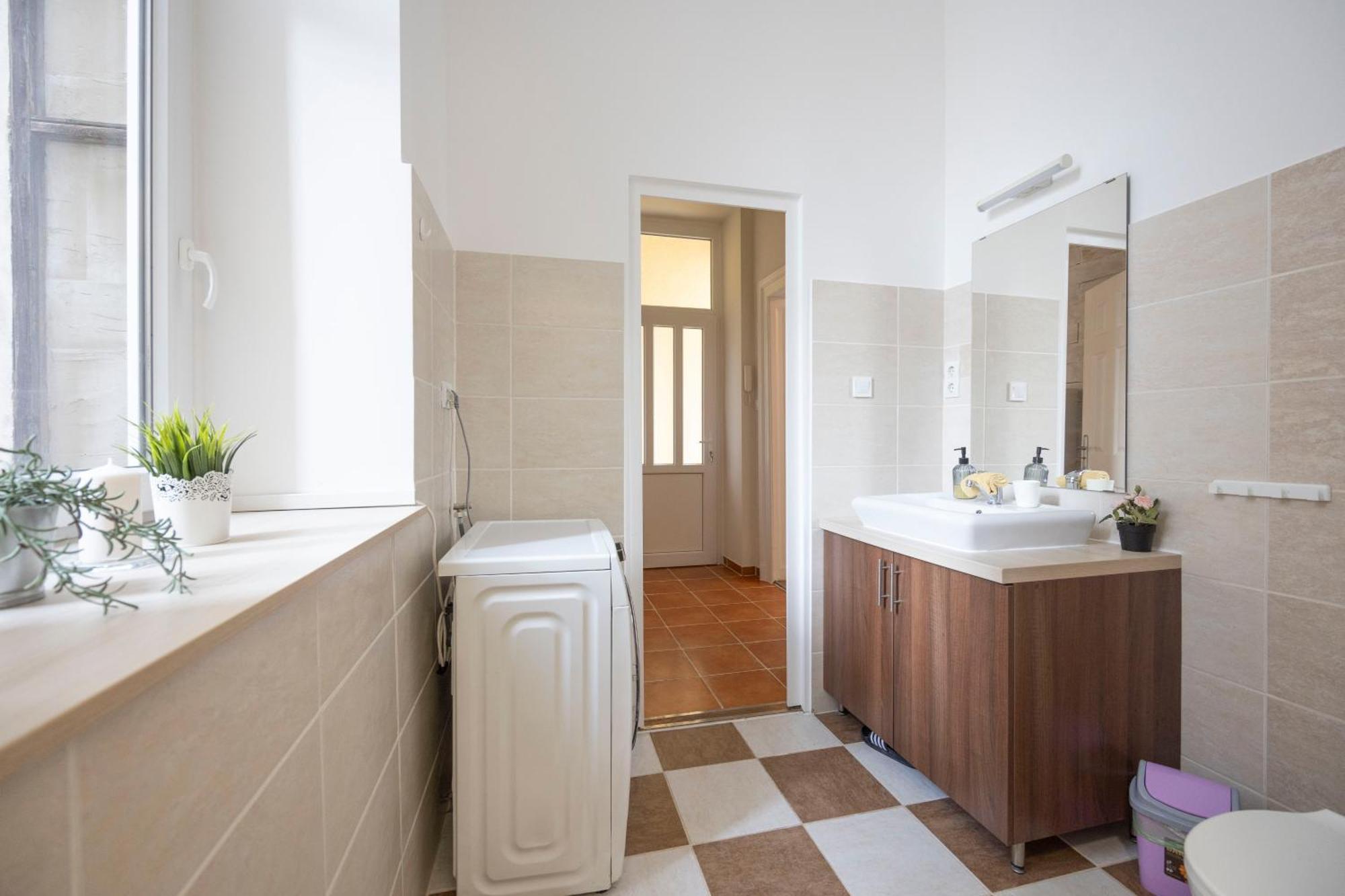 Lovely Central Apartment By Julia Budapest Exterior photo